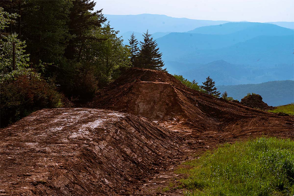 En TodoMountainBike: Así se ha construido la pista de descenso de Snowshoe, sede de la final de la Copa del Mundo