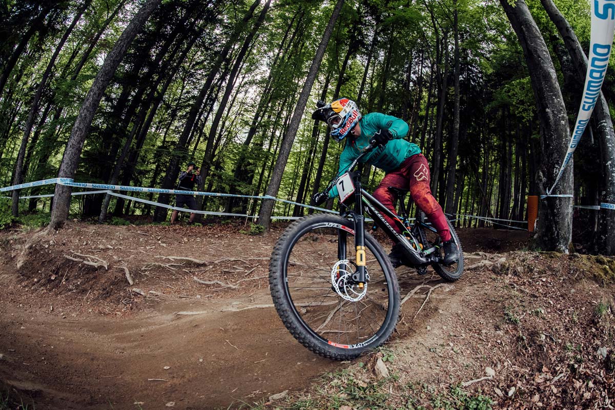 En TodoMountainBike: Copa del Mundo de Descenso 2019: tres opciones de tamaño de ruedas en el podio de Maribor