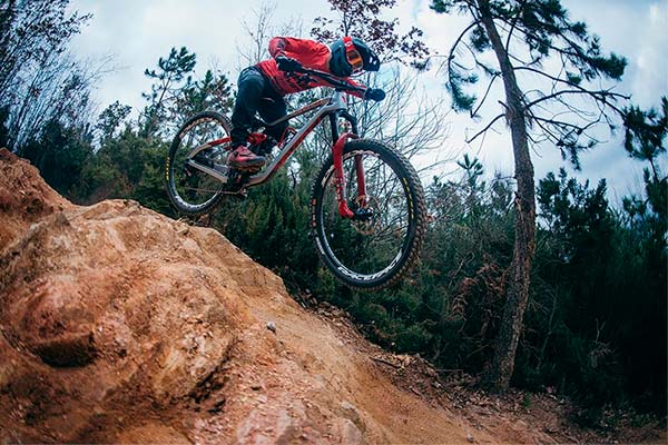 Damien Oton se rompe la muñeca mientras entrenaba: se perderá el inicio de las EWS 2019