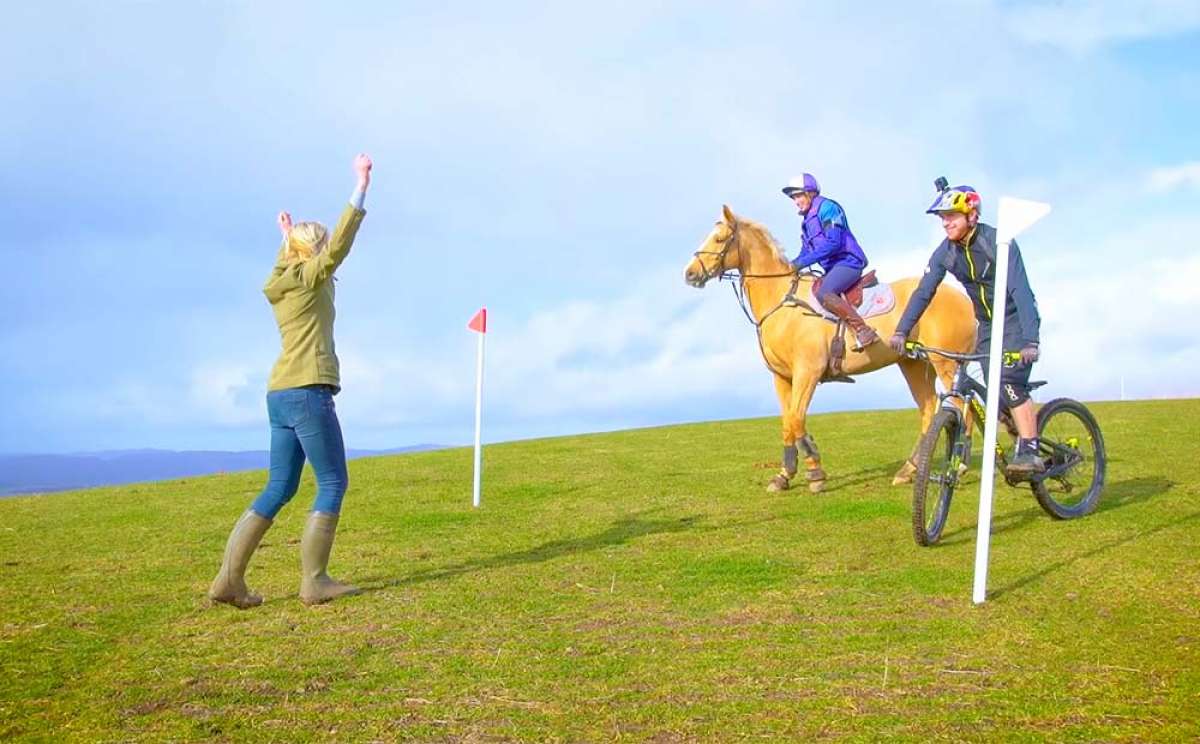 En TodoMountainBike: Danny MacAskill contra una de las mejores jockeys del Reino Unido