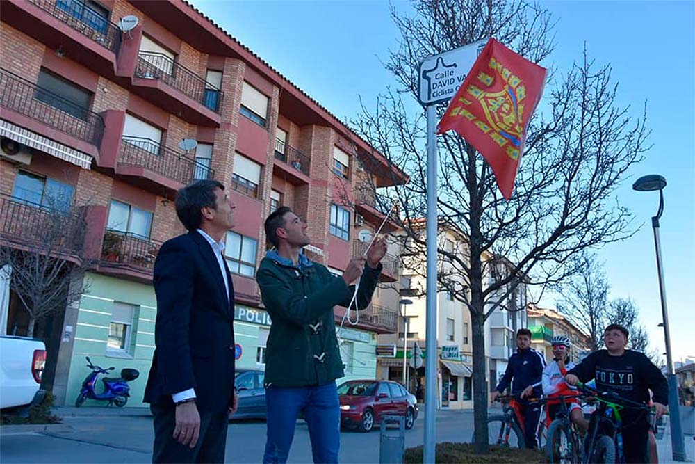 En TodoMountainBike: David Valero inaugura en Baza una calle con su propio nombre