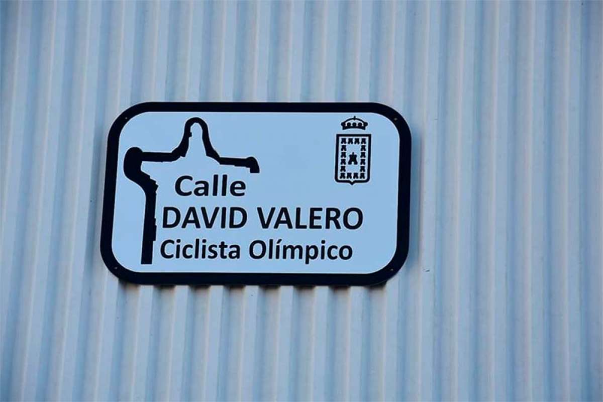 David Valero inaugura en Baza una calle con su propio nombre