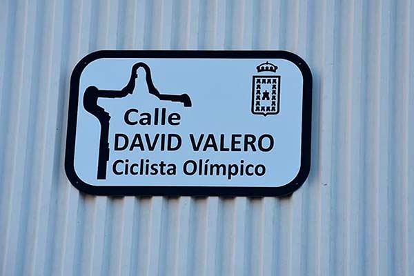 David Valero inaugura en Baza una calle con su propio nombre