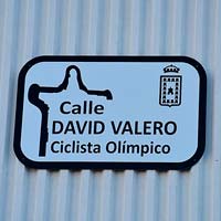 David Valero inaugura en Baza una calle con su propio nombre