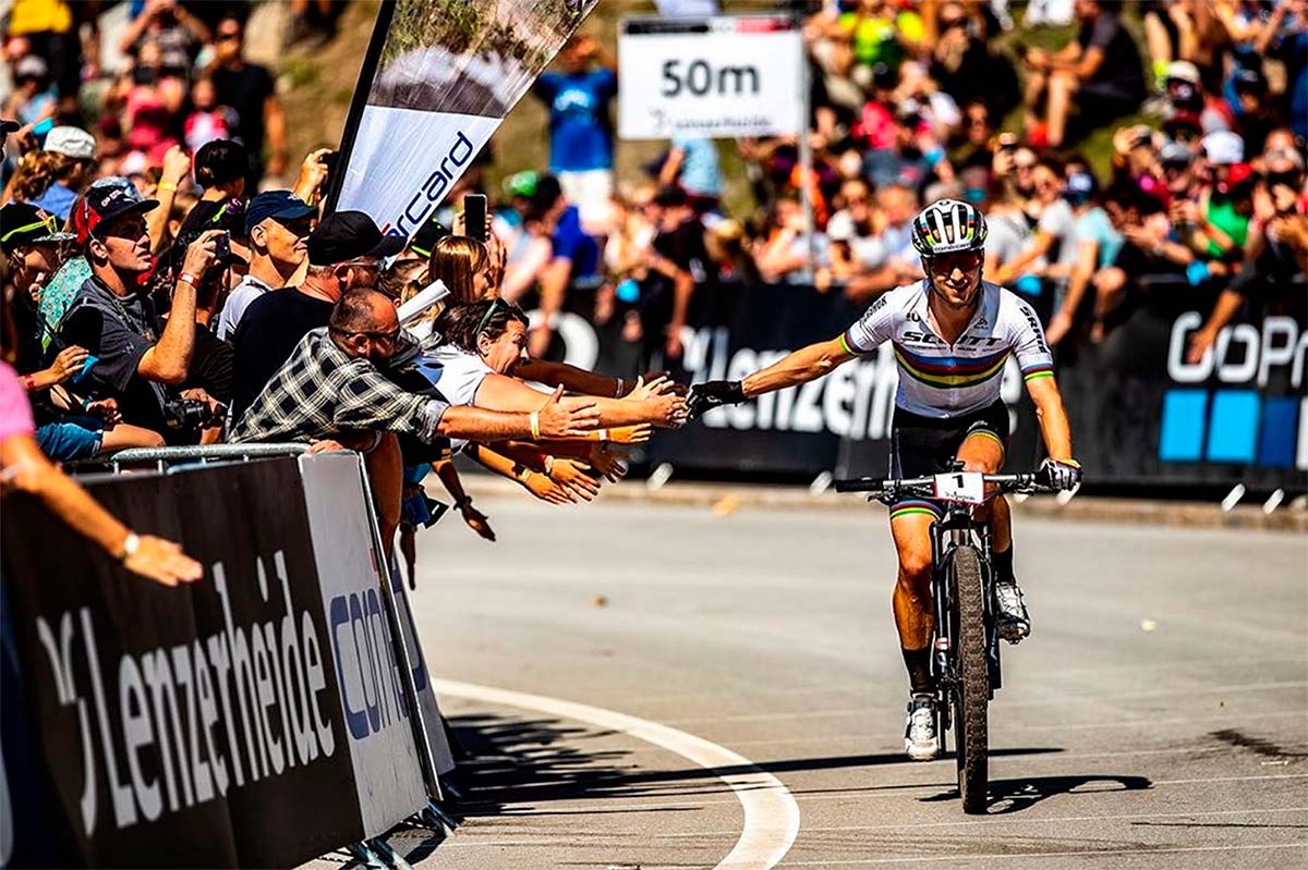 En TodoMountainBike: Nino Schurter, tras la carrera de Lenzerheide: "No hay que avergonzarse por quedar 2º detrás de un talento como Van der Poel"