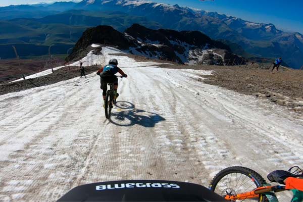 El descenso completo de Kilian Bron en la Megavalanche Alpe d'Huez 2019