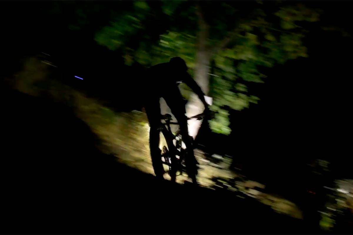 En TodoMountainBike: Rodando de noche por la pista de la Copa del Mundo de Descenso de Meribel