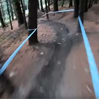 Vertiginoso descenso entre árboles en Innerleithen con Danny Hart