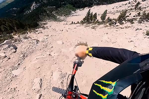 Descendiendo la cara sur de Slide Mountain con Cam Zink, Ray Syron y Trevor Boldi