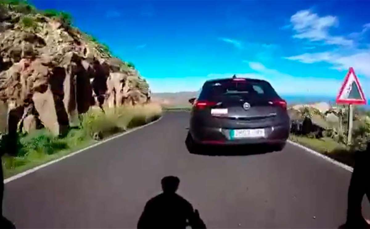 En TodoMountainBike: El temerario comportamiento de un ciclista en una carretera de Lanzarote