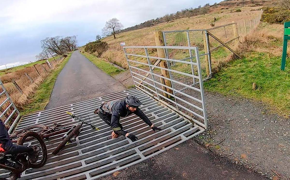 En TodoMountainBike: El accidente que casi le parte la pierna al 'biker' profesional Duncan Shaw