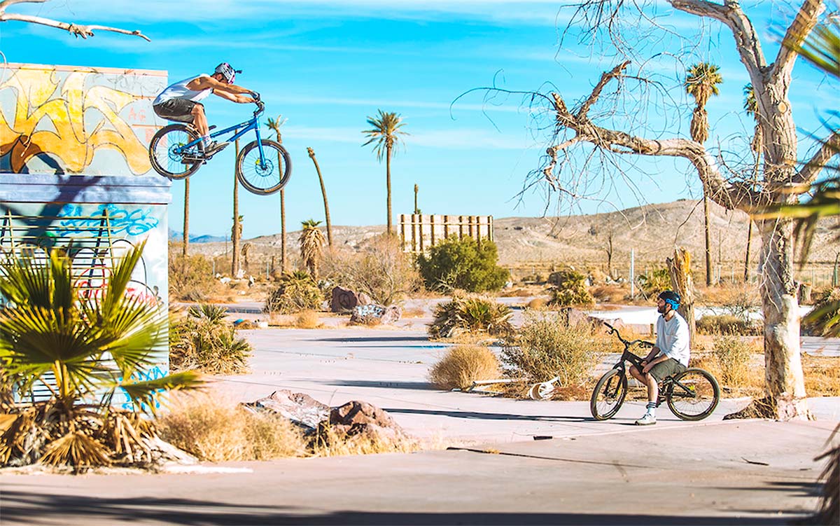 En TodoMountainBike: Haciendo Bici Trial en un parque acuático abandonado con Duncan Shaw