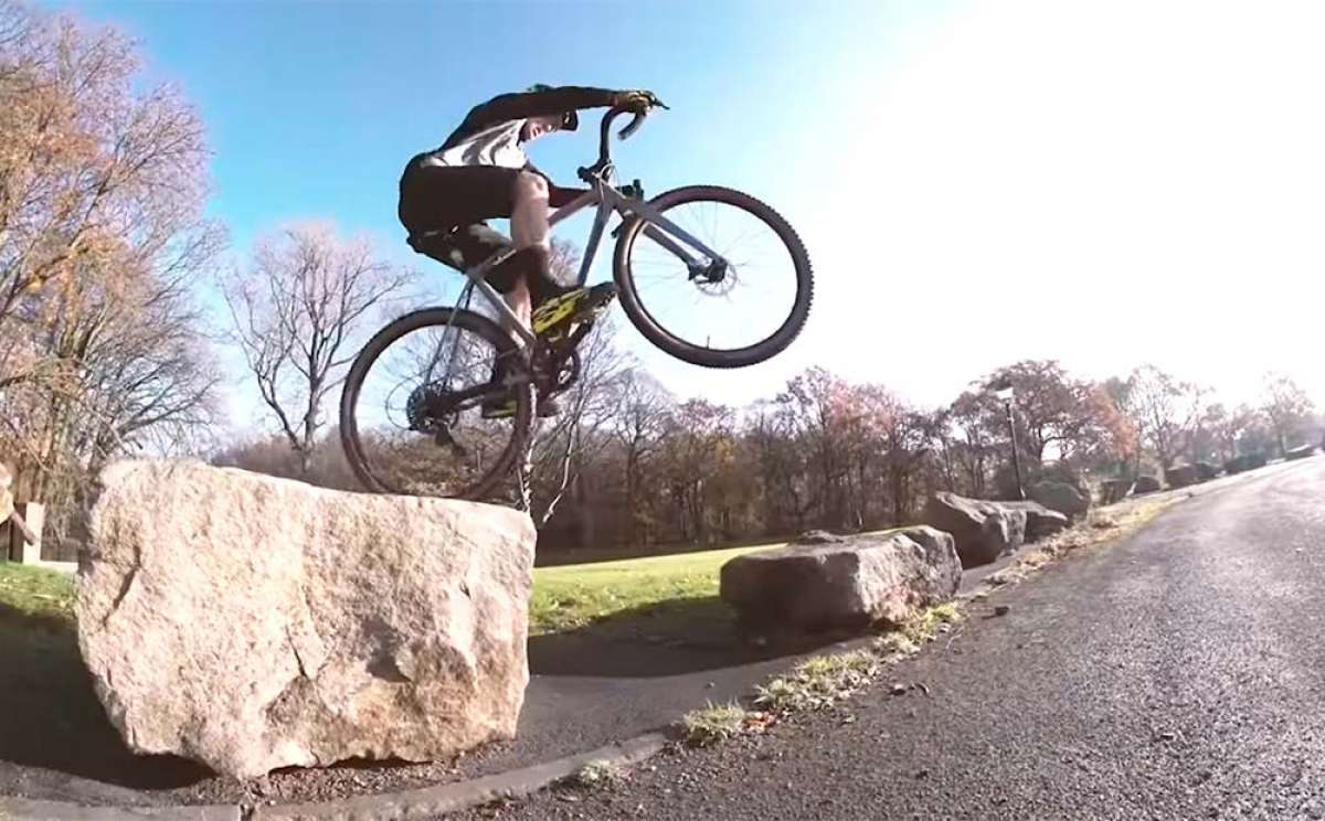 La Nukeproof Digger de 2019 en acción con Elliott Heap
