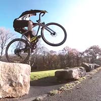 La Nukeproof Digger de 2019 en acción con Elliott Heap