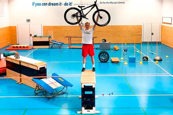 El increíble entrenamiento de equilibrio de Andri Ragettli, esquiador suizo de estilo libre