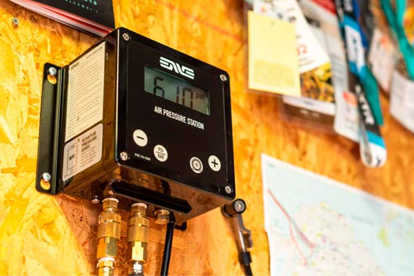 Una estación de inflado de $750 USD, lo último de ENVE para los ciclistas más sibaritas