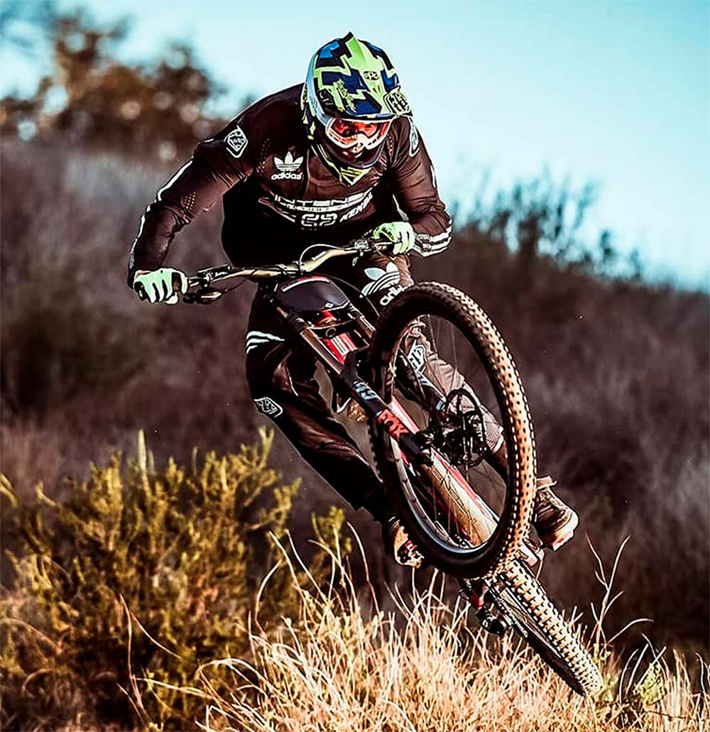 En TodoMountainBike: Troy Lee Designs y Adidas unen fuerzas para lanzar una equipación de MTB muy vistosa