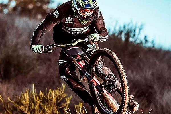 Troy Lee Designs y Adidas unen fuerzas para lanzar una equipación de MTB muy vistosa