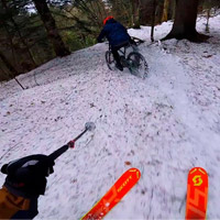 Un esquiador y un 'biker' en la misma pista de descenso, ¿quién es más rápido?
