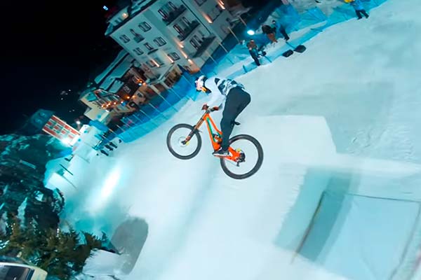 El circuito de Slopestyle del Red Bull PlayStreets 2019 con Fabio Wibmer