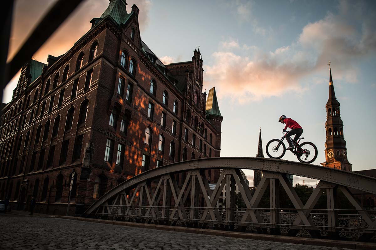 En TodoMountainBike: Siguiendo a Fabio Wibmer con un dron de carreras por las ciudades más icónicas de Alemania