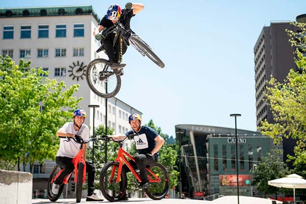 Sesión urbana de Freeride con tres genios de los pedales: Danny Macaskill, Martin Söderström y Fabio Wibmer