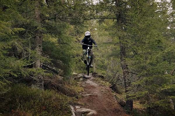 Mountain Bike invernal en Suecia: aprovechando las cuatro horas de luz diurna con Oscar Härnström