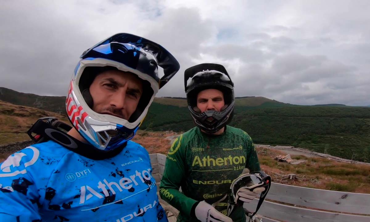 En TodoMountainBike: Los hermanos Atherton recorriendo el Race Track del Dyfi Bike Park