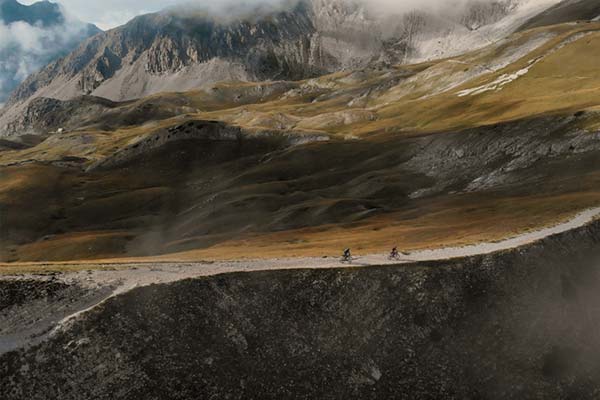 'Hogar, salvaje hogar', un homenaje a los senderos que convirtieron a Montanus en expertos del bikepacking