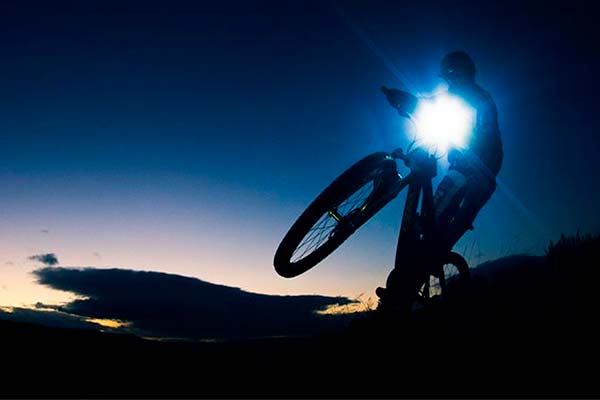 Hope R8+, un foco LED de 4.000 lúmenes para transformar la noche en día