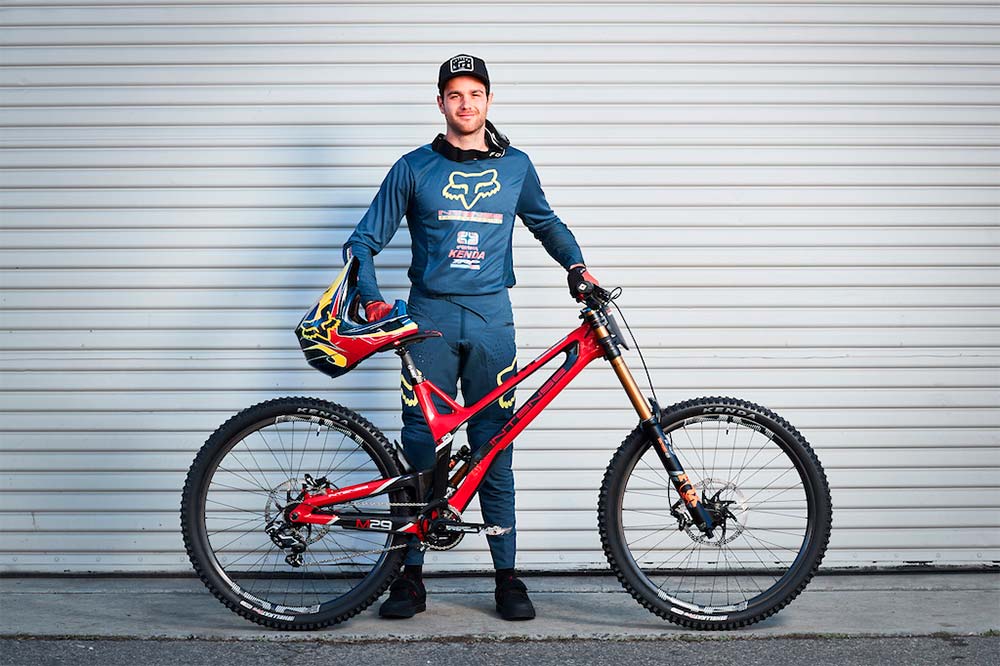 En TodoMountainBike: El Intense Factory Racing 2019 se presenta: Jack Moir, Neko Mulally y Aaron Gwin