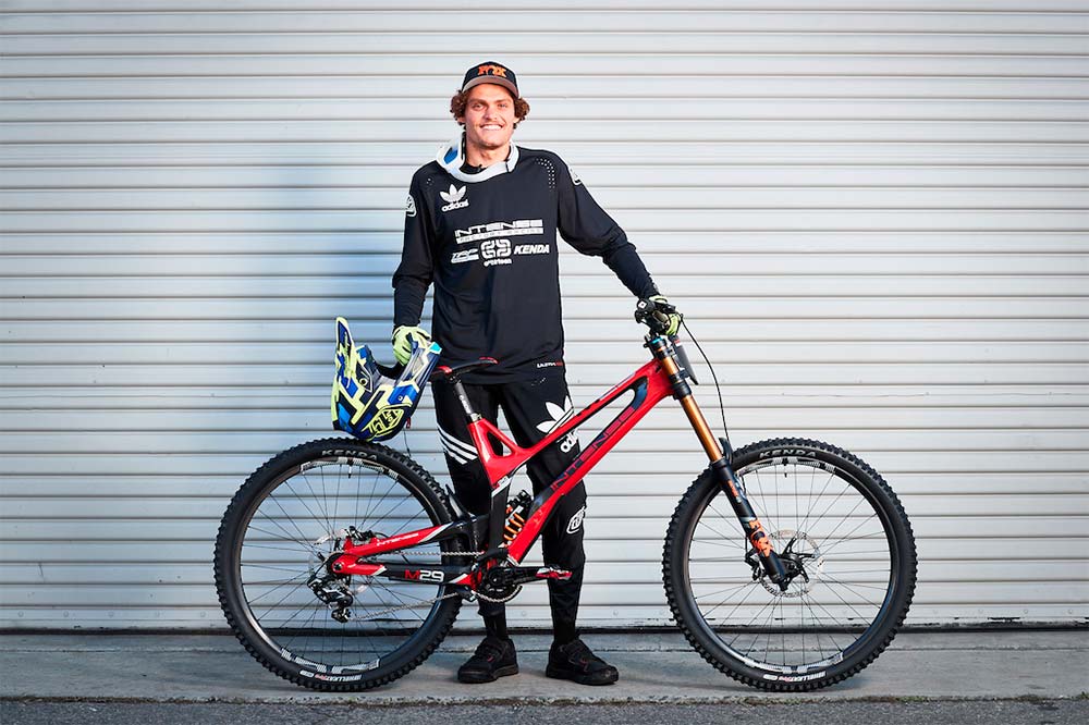 En TodoMountainBike: El Intense Factory Racing 2019 se presenta: Jack Moir, Neko Mulally y Aaron Gwin