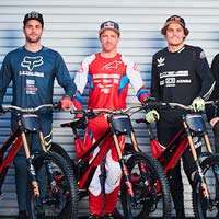 El Intense Factory Racing 2019 se presenta: Jack Moir, Neko Mulally y Aaron Gwin