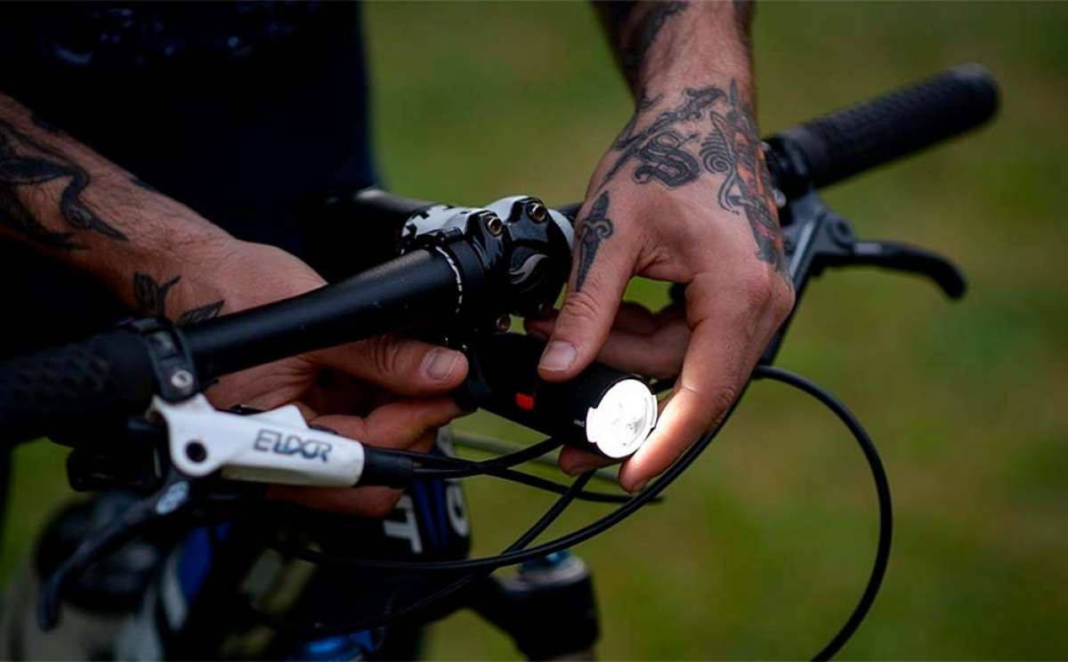 En TodoMountainBike: Knog PWR Mountain, un potente foco de 2.000 lúmenes con dos horas de autonomía a pleno rendimiento