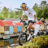 Descubriendo los lugares más interesantes de Dinamarca con Kriss Kyle y su BMX