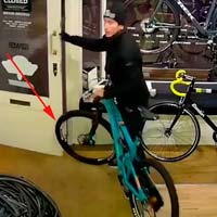 El frustrado intento de robo de un ladrón (bastante tonto) en una tienda de bicis de Londres