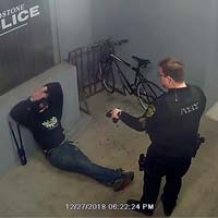 El ladrón más tonto del mundo intentando robar una bici en la puerta de una comisaría