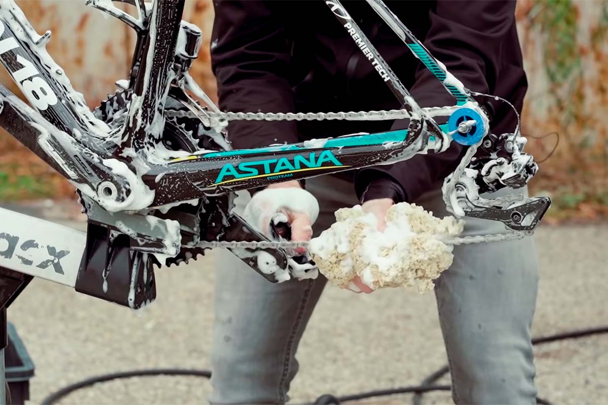 En TodoMountainBike: ¿Cómo se limpian las bicicletas del Astana Pro Team? Ibon Zugasti lo muestra en este vídeo