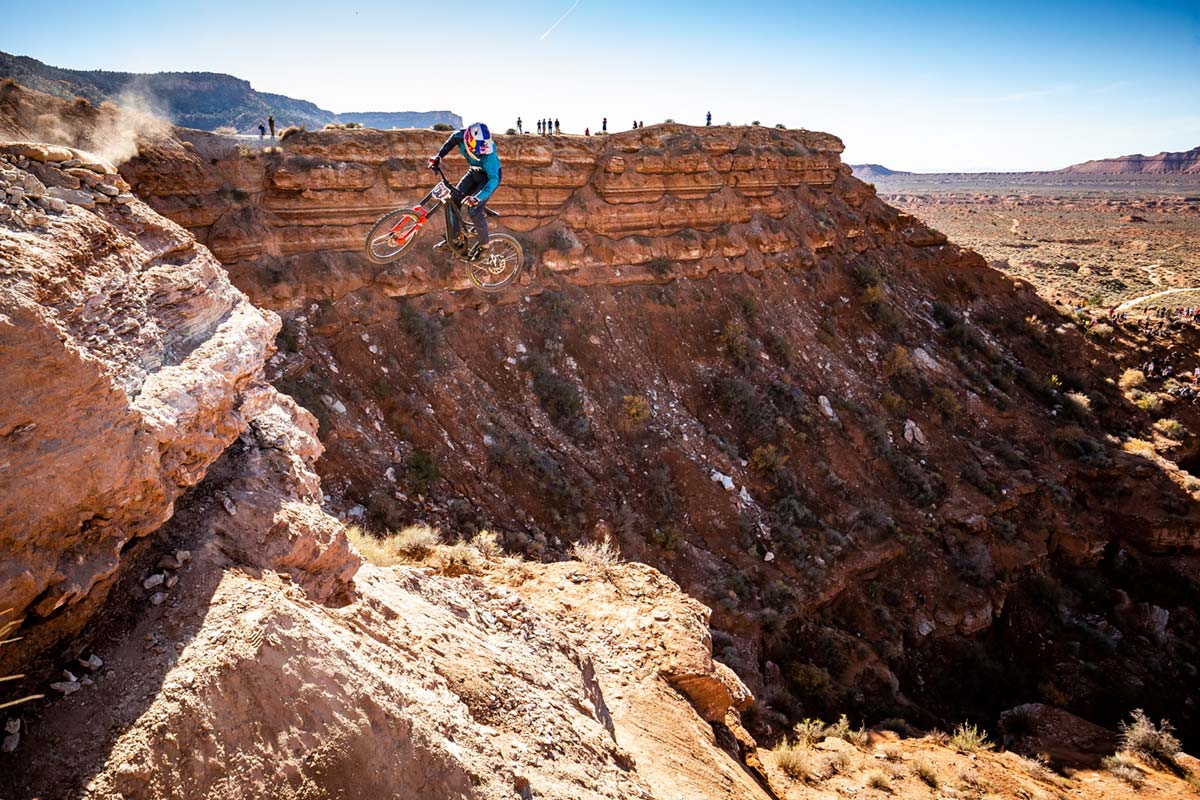 En TodoMountainBike: Las líneas de descenso más salvajes del Red Bull Rampage vistas desde el casco de los pilotos