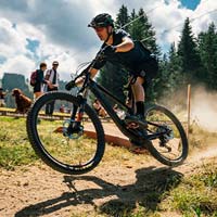 La Santa Cruz Tallboy de 2020 en acción con Luca Shaw