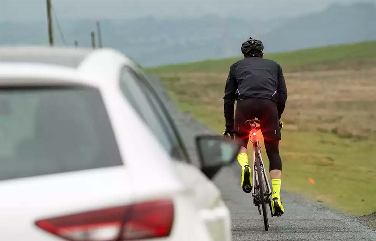 Cómo tienes que llevar las luces cuando sales en bici?