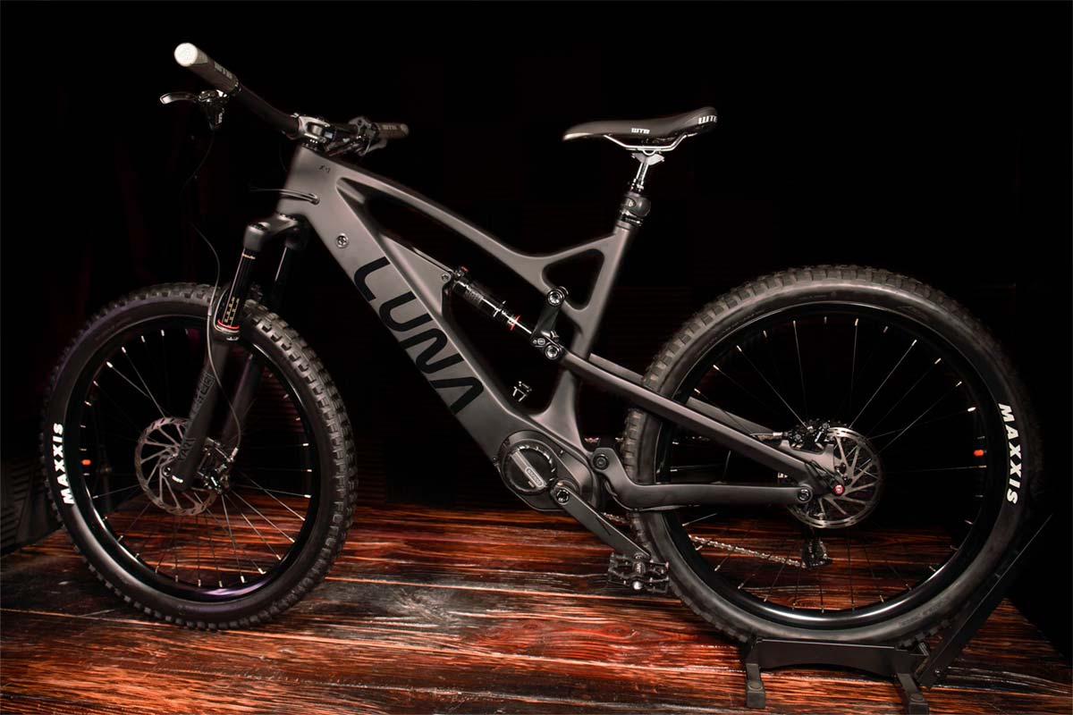 En TodoMountainBike: Luna Cycle X-1 Enduro FS, una e-MTB con modo 'Ludicrous' al estilo de los coches de Tesla