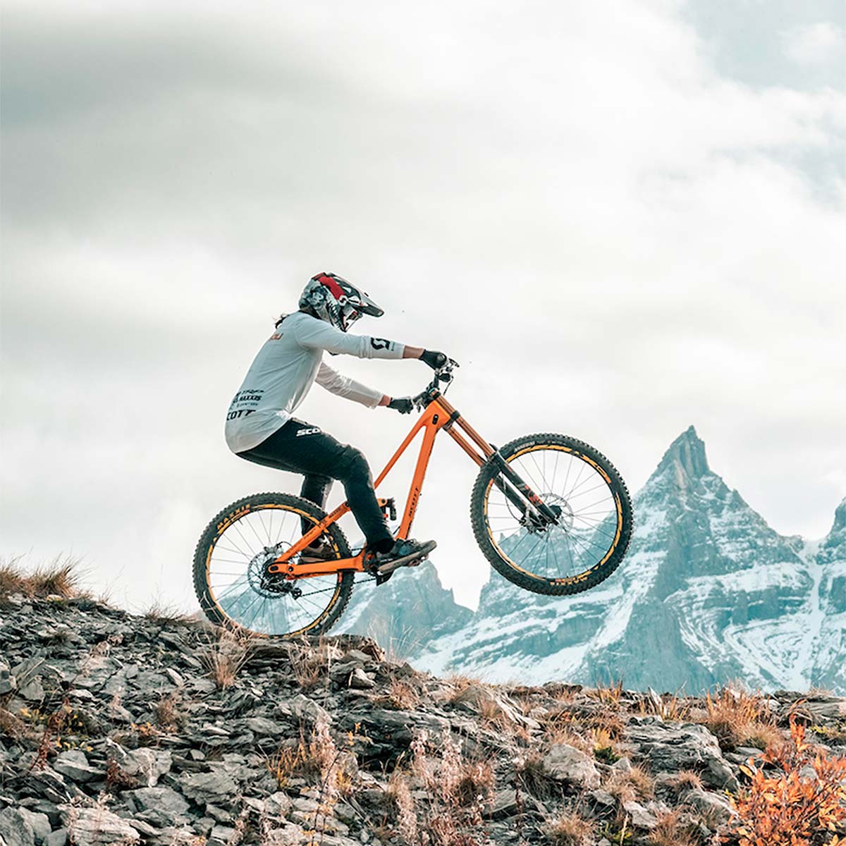 En TodoMountainBike: Marine Cabirou rodando a toda velocidad en Champéry con su Scott Gambler