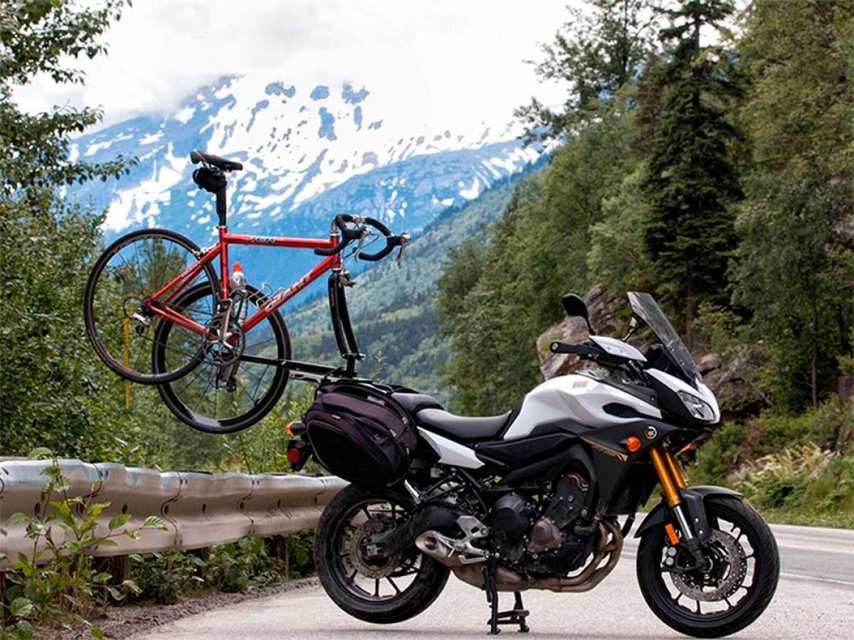 En TodoMountainBike: ¿Es posible transportar la bicicleta en una moto? Sí, aunque en España es ilegal
