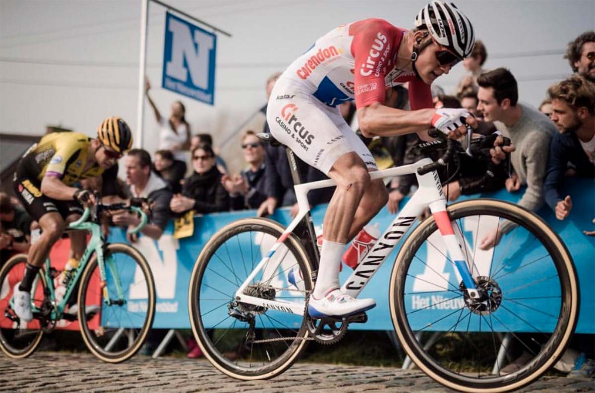 La absurda (y aparatosa) caída de Mathieu van der Poel en el Tour de Flandes 2019