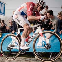 La absurda (y aparatosa) caída de Mathieu van der Poel en el Tour de Flandes 2019