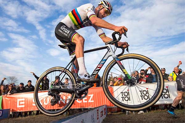 Van der Poel, el ciclista que puede ganar el oro olímpico, la Copa del Mundo de XCO y la Vuelta a España en 2020