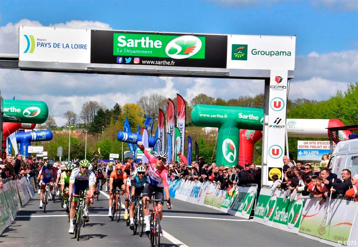 Mathieu van der Poel gana la primera etapa del Circuito Sarthe con un sprint de otro planeta