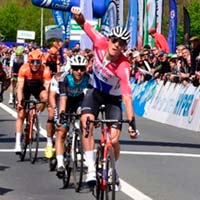 Mathieu van der Poel gana la primera etapa del Circuito Sarthe con un sprint de otro planeta