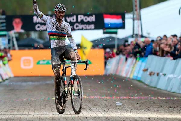 Van der Poel empieza su temporada de Ciclocross con una victoria en la cuarta ronda del Superprestige de Ruddervoorde